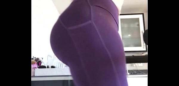  Get behind my 47 inch big phat ass make that booty bounce - TheCamStars.com